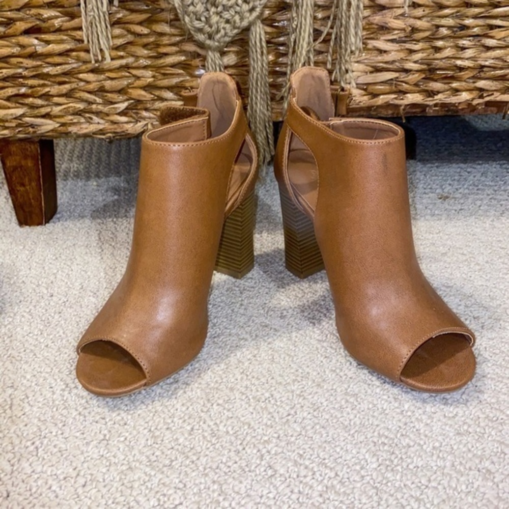 Wild Diva Boutique Neutral Tan Peep Toe Heel Bootie Size 6 - Picture 2 of 5